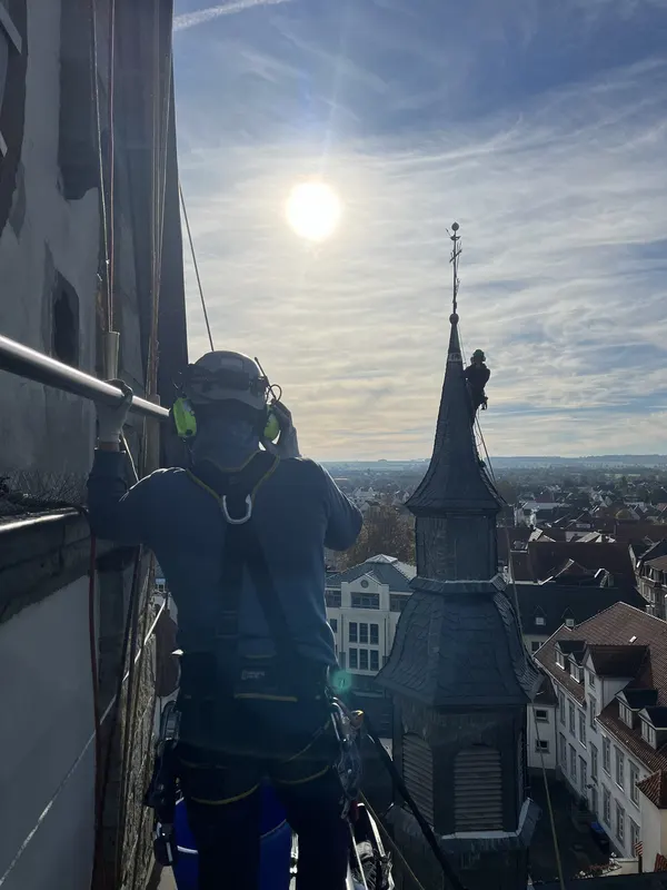 Industriekletterer bei Höhenarbeit an einem Kirchturm – Seilzugangstechnik ohne Gerüst