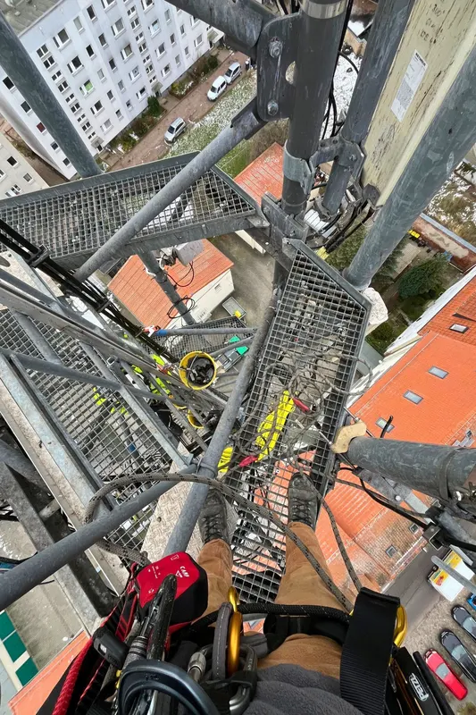 FISAT-Industriekletterer bei Montagearbeiten an einem Gittermast in OWL